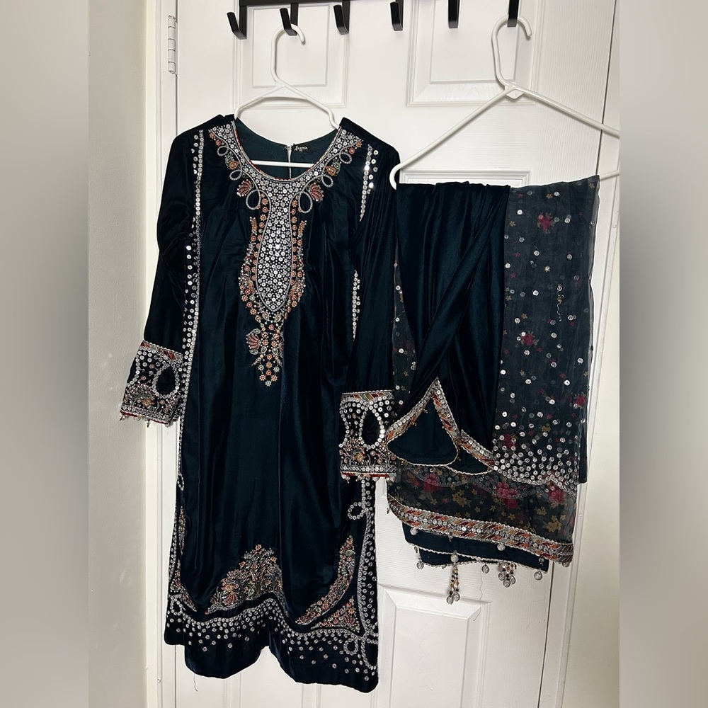 Embroidered Black Velvet Pakistani Salwar Kameez 3pc - Picture 4 of 6